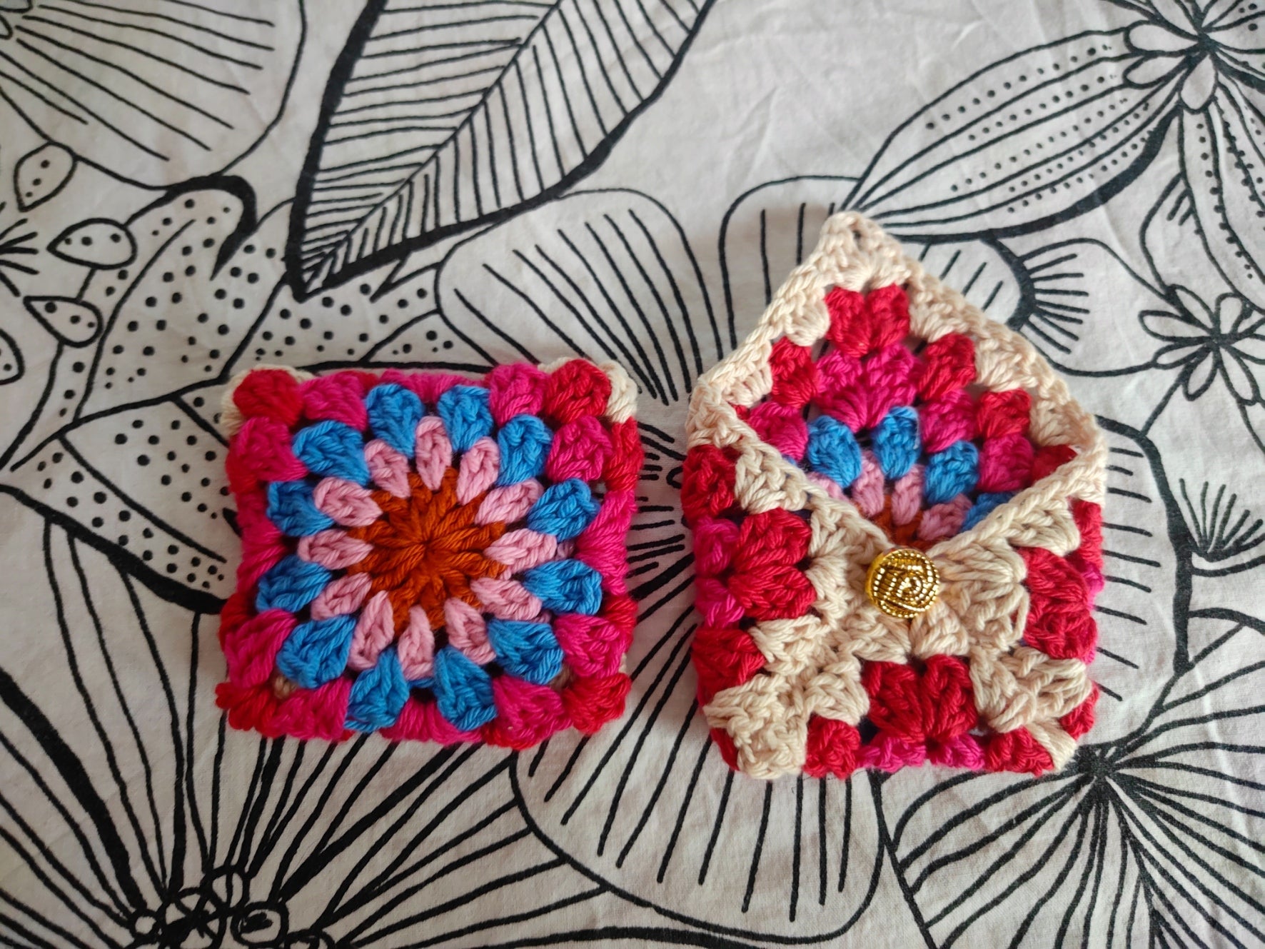 Mini pochette en granny square