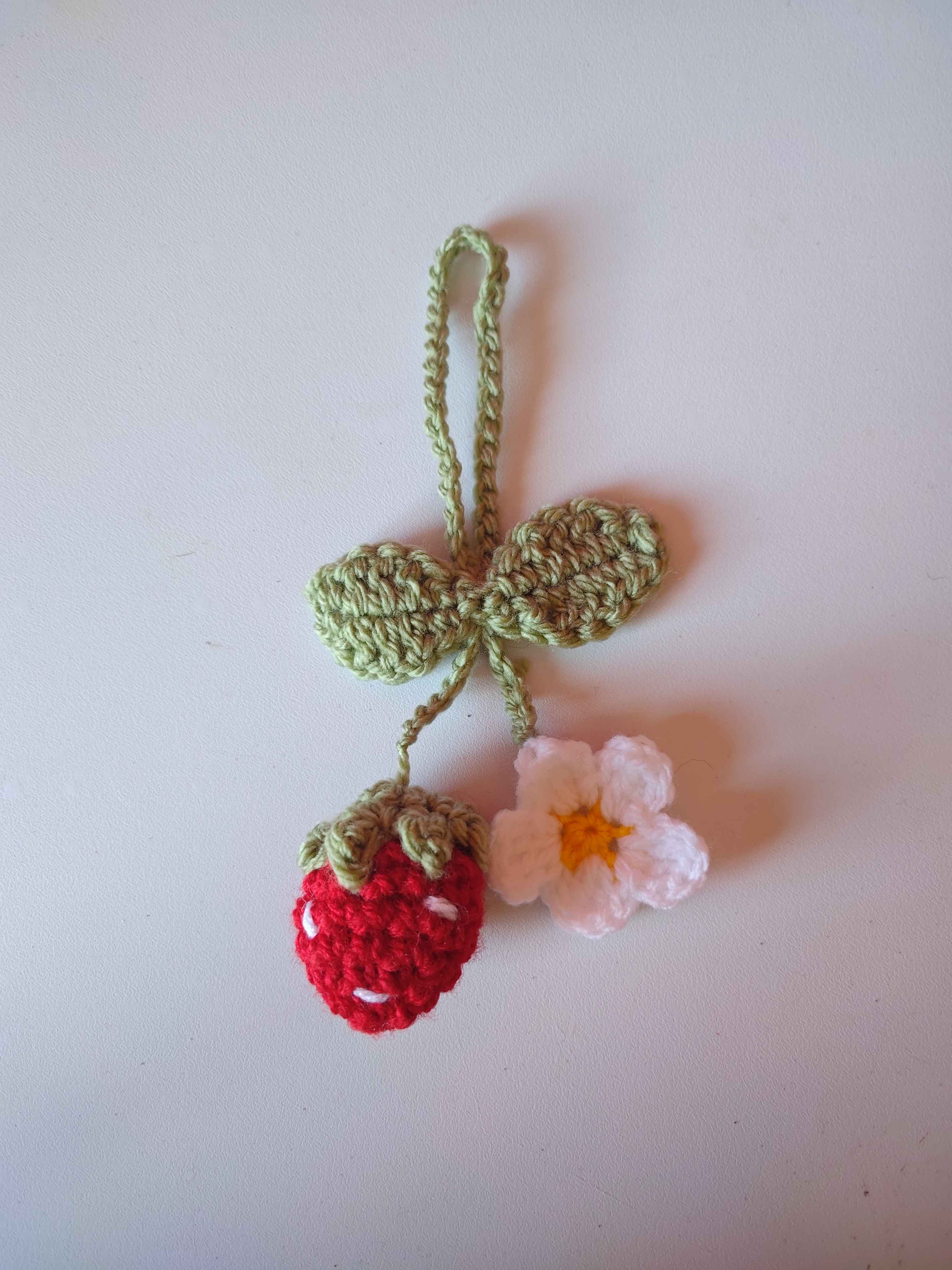 Décoration pour rétroviseur Fraise et sa fleur