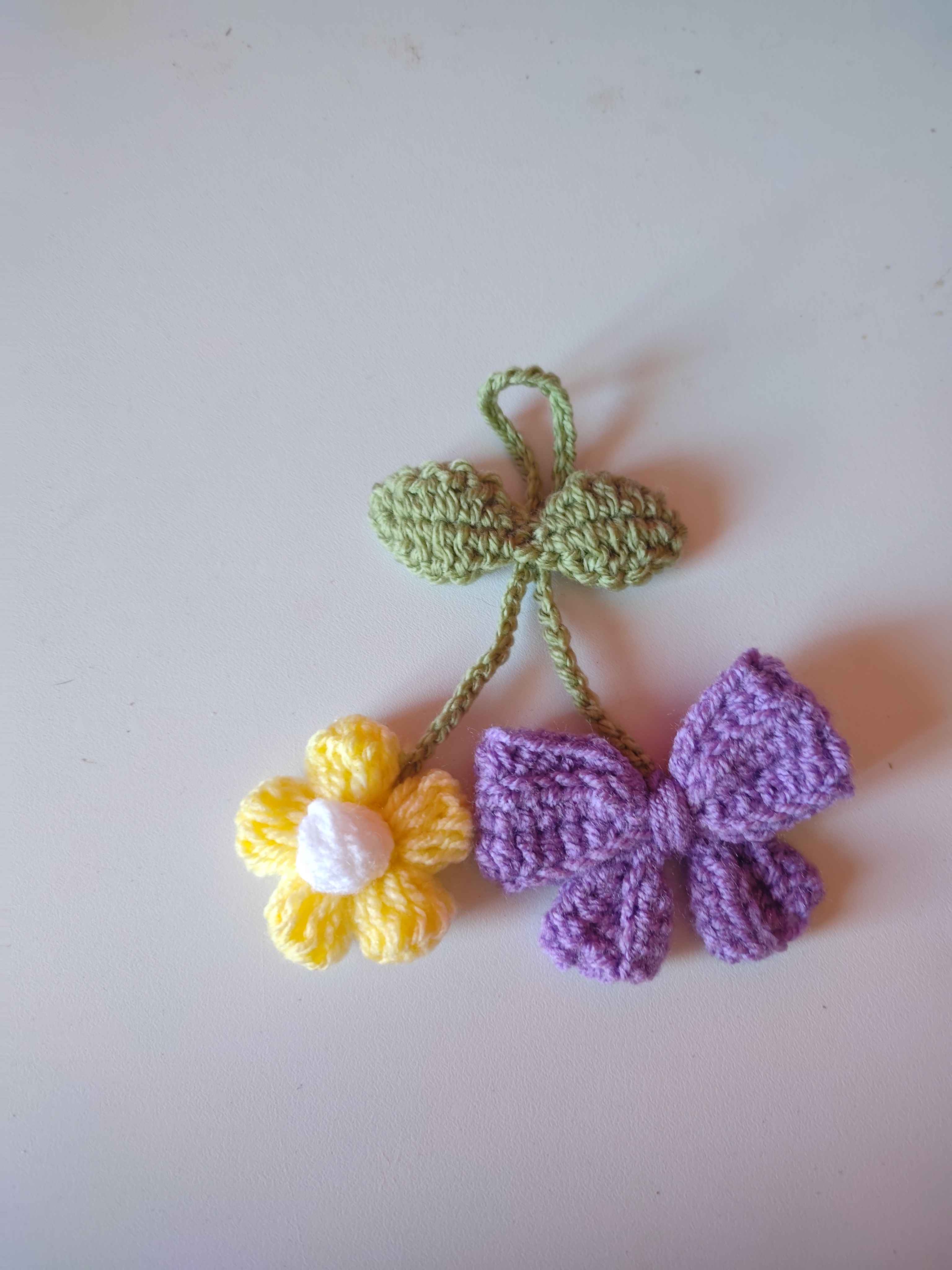 Décoration de rétroviseur Ruban et sa fleur au crochet