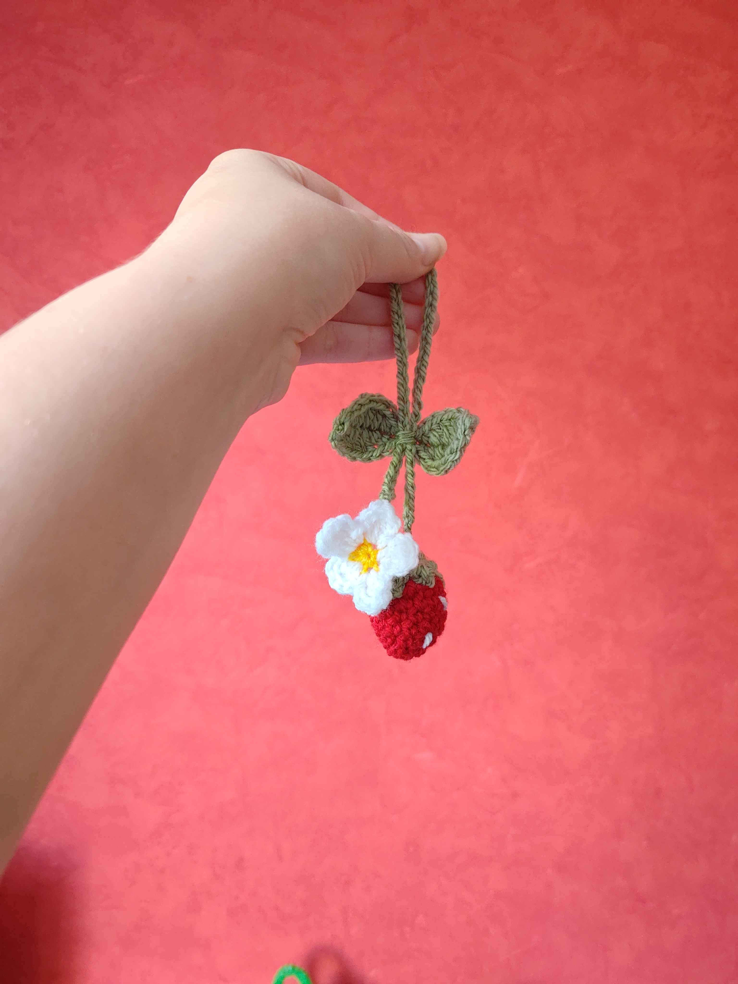 Décoration pour rétroviseur Fraise et sa fleur