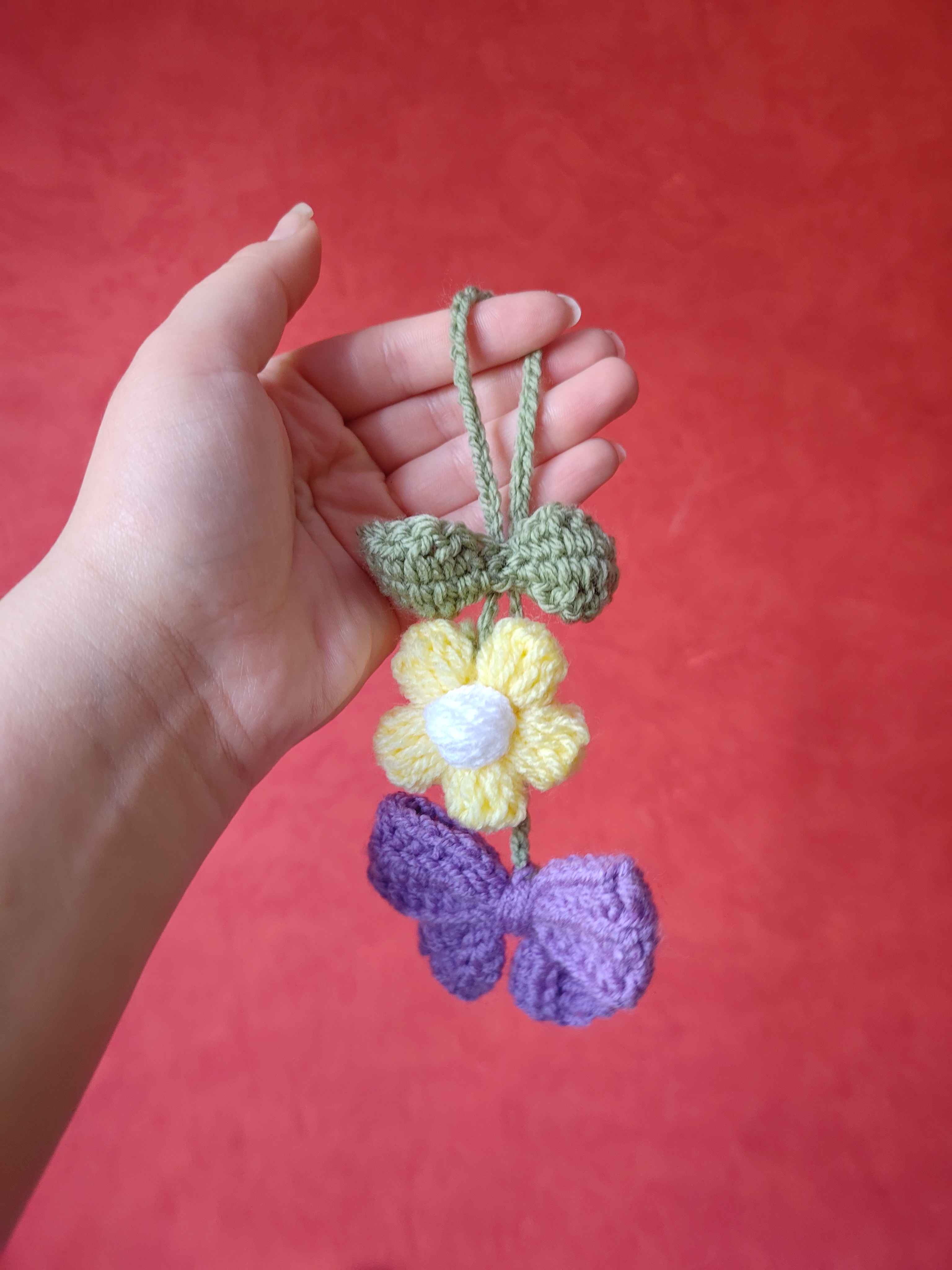 Décoration de rétroviseur Ruban et sa fleur au crochet